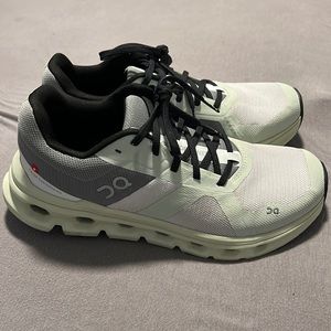 On cloud Cloudrunner. NEW worn once. Excellent condition.